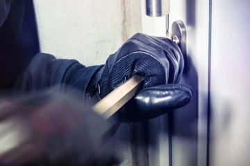 நள்ளிரவு கடையொன்றில் கைவரிசையை காட்டிய திருடர்கள்! சிசிரிவி சிக்கிய காட்சி