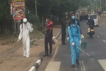 வவுனியாவில் கோவிட் தீவிரமடைந்ததையடுத்து தொற்று நீக்கும் செயற்பாட்டில் இராணுவம்