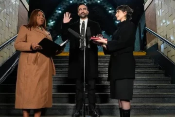 நியூயோர்க் மேயராக பதவியேற்ற மம்தானி ; அமெரிக்க வரலாற்றில் முதல்முறையாக குர்ஆன் மீது சத்தியப் பிரமாணம்