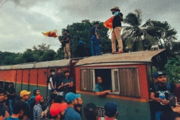 අවදානම මැද්දේ දුම්රිය කොළඹට ගේන්න සූදානම්.