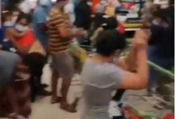 සුපිරි වෙළද සැලට ගිය විරෝධතාවය.. වීඩියෝ සහිතයි.. (VIDEO)