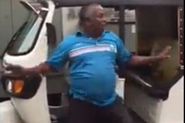 இலங்கை ஆட்டோக்காரர் ஏ.ஆர்.ரஹ்மான் பாடலுக்கு போட்ட ஆட்டம்...ரணகளத்திலும் ஒரு கிளுகிளுப்பு! | Auto Driver Dancing Ar Rahman Song Virla Video