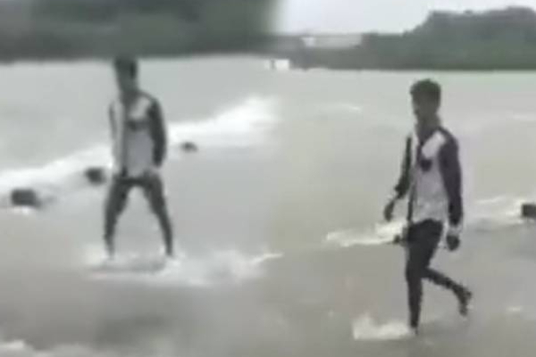 வெள்ளத்தில் ராஜ நடை கேக்குதா உனக்கு? இளைஞரை அடித்து வெளுத்த மக்கள் | Viral Video Indian News