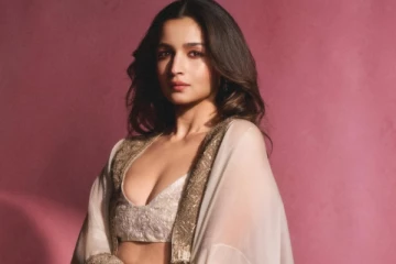 ரசிகர்களை கவரும் நடிகை ஆலியா பட் லேட்டஸ்ட் கிளாமர் போட்டோஷூட்