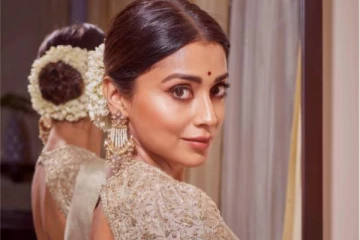 ஆத்தாடி! தலையில் மல்லிப்பூ, சேலையில் அசத்தும் நடிகை ஸ்ரேயா சரண்!