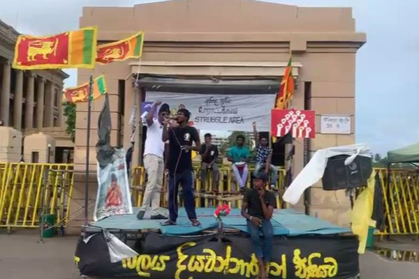 கொழும்பு போராட்டக் களத்தில் சிறுமி ஆயிஷாவிற்கு அஞ்சலி செலுத்திய போராட்டக்காரர்கள் (Video) | Protesters Homage Little Aisha Colombo Battlefield