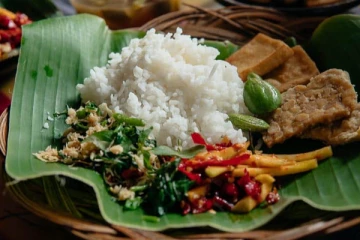 කෙසෙල් කොළේ බත් කෑවොත් වෙන දේ මෙන්න.