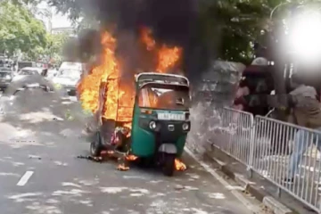 பயணித்துக்கொண்டிருக்கையில் பற்றி எரிந்த முச்சக்கரவண்டி