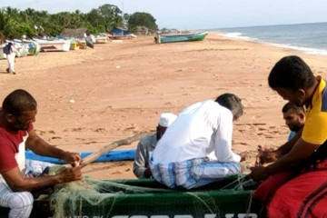 சீரற்ற காலநிலையால் சேதமடைந்த படகுகள்: கடற்தொழிலாளர்கள் விசனம் (video)