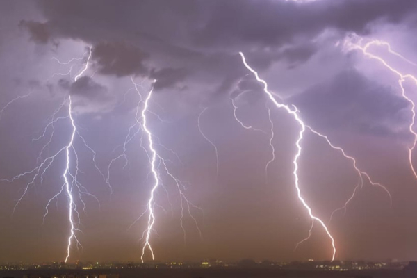 கனடாவில் மின்னல் தாக்கி உயிர் பிழைத்த இளம்பெண் | Canada Women Survives After Hit By Lightning