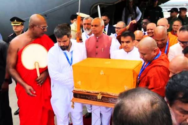 விசேட விமானம் மூலம் நாட்டை வந்தடைந்த புத்தரின் புனித தாதுக்கள்...! | Holy Relics India Sri Lanka Gangaramaya