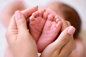 4 கால்களுடன் பிறந்த குழந்தை ; உறவினர்கள் அதிர்ச்சி!