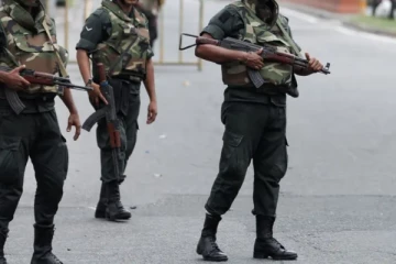 போதையில் ஆறு இராணுவ சிப்பாய்கள் செய்த காரியம்