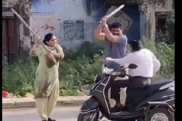 ஊனமுற்ற நபரை கட்டையால் சரமாரியாக தாக்கிய ஜோடி! கமெராவில் சிக்கிய காட்சி