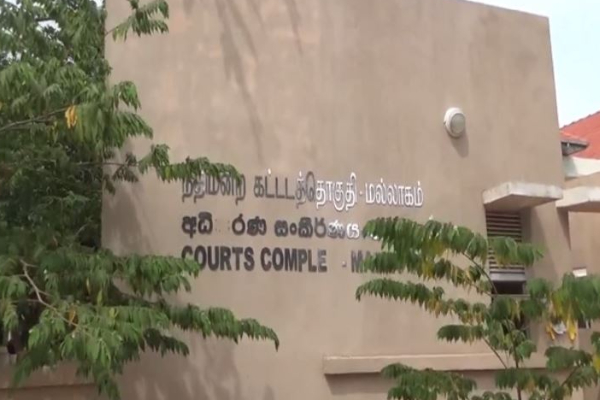 யாழில் பொலிஸ் உத்தியோகத்தர் இருவர் அதிரடியாக பணியிடை நீக்கம்! | Chunnakam Police Officers Suspended