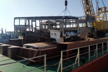 வடக்கு கடலினுள் கைவிடப்பட்ட பஸ் வண்டிகள்