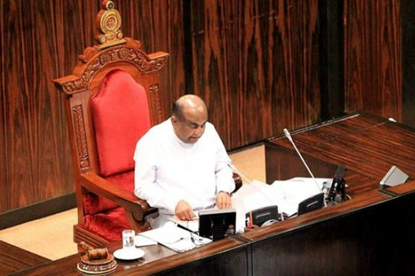 சபாநாயகரை வீட்டுக்காவலில் வைப்போமென எச்சரிக்கை! செங்கோலை தூக்க முயற்சி (Video) | Paper News