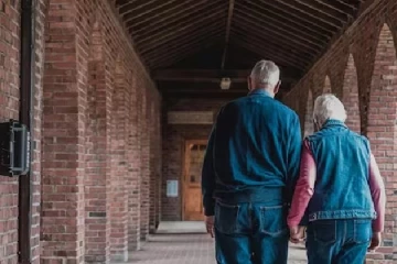 35 வருட காதல்! 60 வயது காதலியுடன் ரொமான்டிக்கான திருமணம்