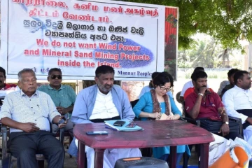 மன்னாரில் தொடரும் மக்கள் போராட்டம் ; திடீரென நுழைந்த வெளிநாட்டு பிரஜை