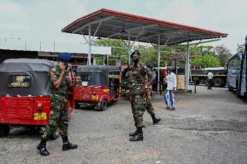 நாடளாவிய ரீதியில் எரிபொருள் நிரப்பு நிலையங்களில் குவிக்கப்பட்டுள்ள இராணுவத்தினர்