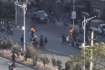 நாடாளுமன்றத்தில் இருந்து பிரதமர் வெளியேறும் போது தீக்குளித்த நபரால் பரபரப்பு!