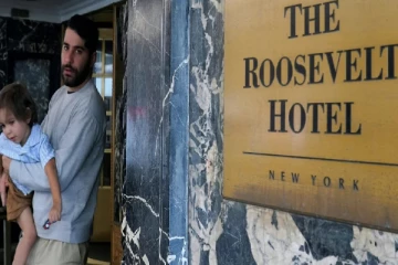 கடும் நெருக்கடி; 100 ஆண்டு ஹோட்டலை குத்தகைக்கு விட்ட பாகிஸ்தான்