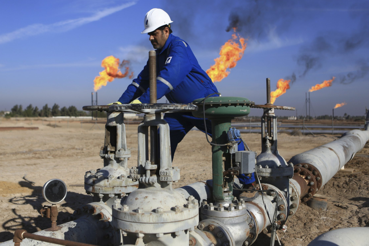 கப்பல்கள் மீது தாக்குதல் ; எண்ணெய் முனையங்களின் செயற்பாடுகளை நிறுத்திய ஈராக் | Attacks On Ships Iraq Halts Operations At Oil