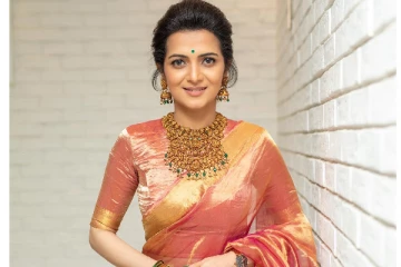 உங்களுக்காக தினமும் பிரார்த்தனை  செய்கிறேன்..ஷாரூக்கானை கட்டி அணைத்த டிடி..!