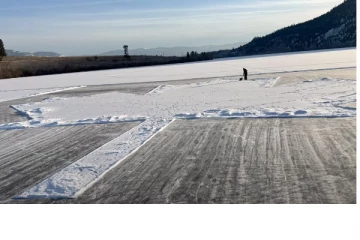 கனடாவில் பனி படர்ந்த ஏரியில் தேசிய கொடியை உருவாக்கிய சிரேஸ்ட பிரஜைகள்