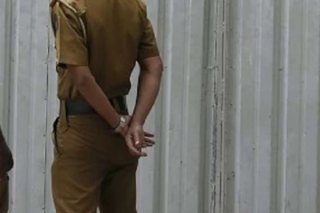 வீட்டிற்குள் அத்துமீறி நுழைந்து யுவதியை தாக்கிய பொலிஸ்