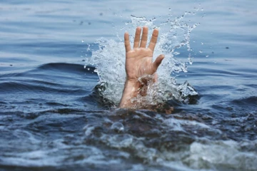 கடலலையால் இழுத்துசெல்லப்பட்ட மாணவர்