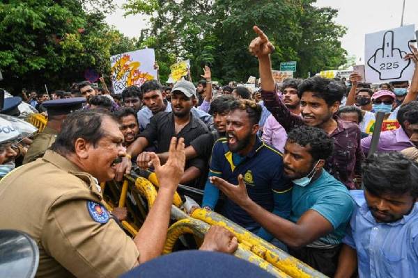 இலங்கையில் வெடித்த போராட்டம்! இந்தியர் ஒருவரின் வகிபாகம் குறித்து வெளிவந்த இரகசியங்கள் | Mahinda Yapa Abeywardana H E Gopal Baglay