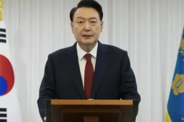 தென்கொரியாவில் பதவி இடைநீக்கம் செய்யப்பட்ட ஜனாதிபதியை கைது செய்ய பிடியாணை உத்தரவு