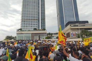 ஜனாதிபதி செயலகம் முன் தேசிய கீதத்தை தமிழில் பட அழைப்பு!