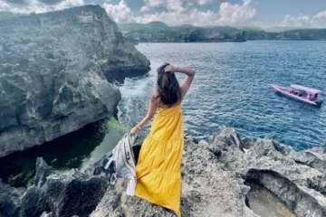 மாலத்தீவு போட்டோக்களை போட்டு சூடேத்தும் வாணி போஜன்