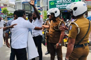 யாழ். போதனா வைத்தியசாலைக்கு முன்பாக இடம்பெறும் போராட்டத்தில் பதற்றம் (Photos)