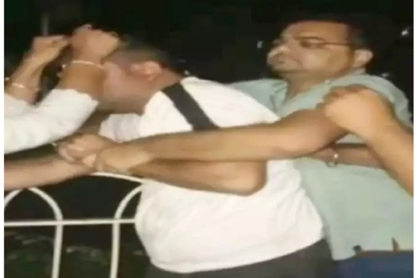 பாஜக பிரமுகர் காரில் உல்லாசம் - செருப்பை கழற்றி அடித்த மனைவி..வைரலாகும் வீடியோ! | Bjp Person Beaten By Wife With Slipper