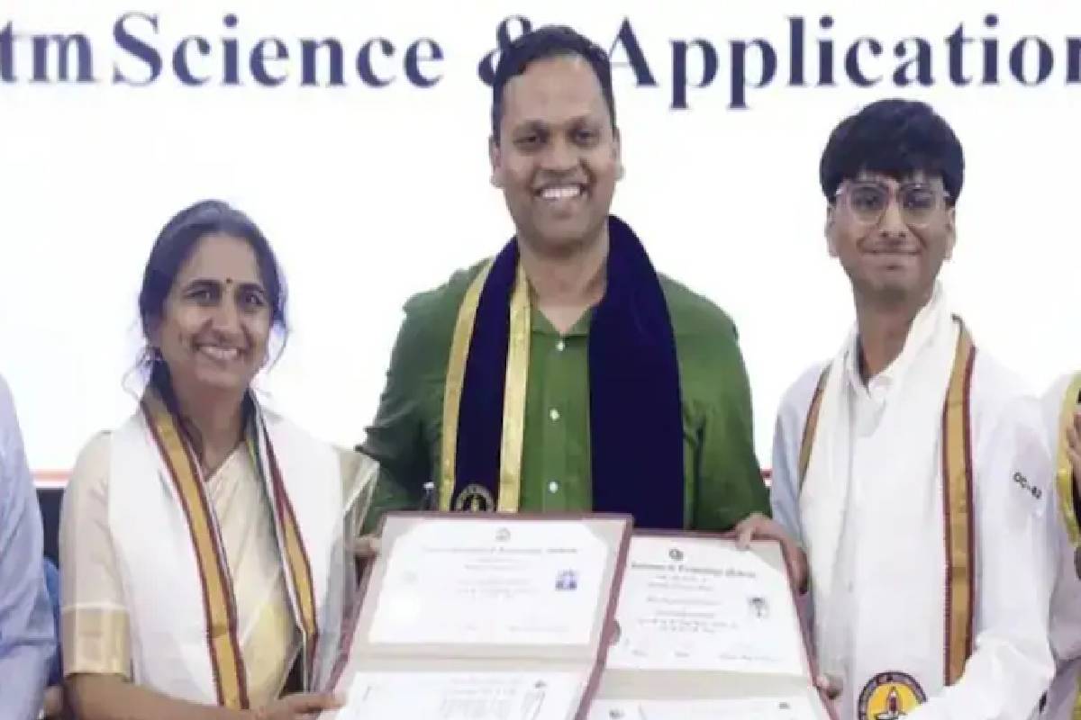 45 வயது அம்மா - 21 வயது மகன்: ஒரே மேடையில் பட்டம் பெற்ற நெகிழ்ச்சி தருணம்! | Mom And Son 21 Graduate Together At Iit Madras 45 வயது அம்மா - 21 வயது மகன்: ஒரே மேடையில் பட்டம் பெற்ற நெகிழ்ச்சி தருணம்! | Mom And Son 21 Graduate Together At Iit Madras