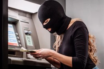 வவுனியாவில் தானியங்கி இயந்திரத்தில் பணத்தை திருடிய பெண்