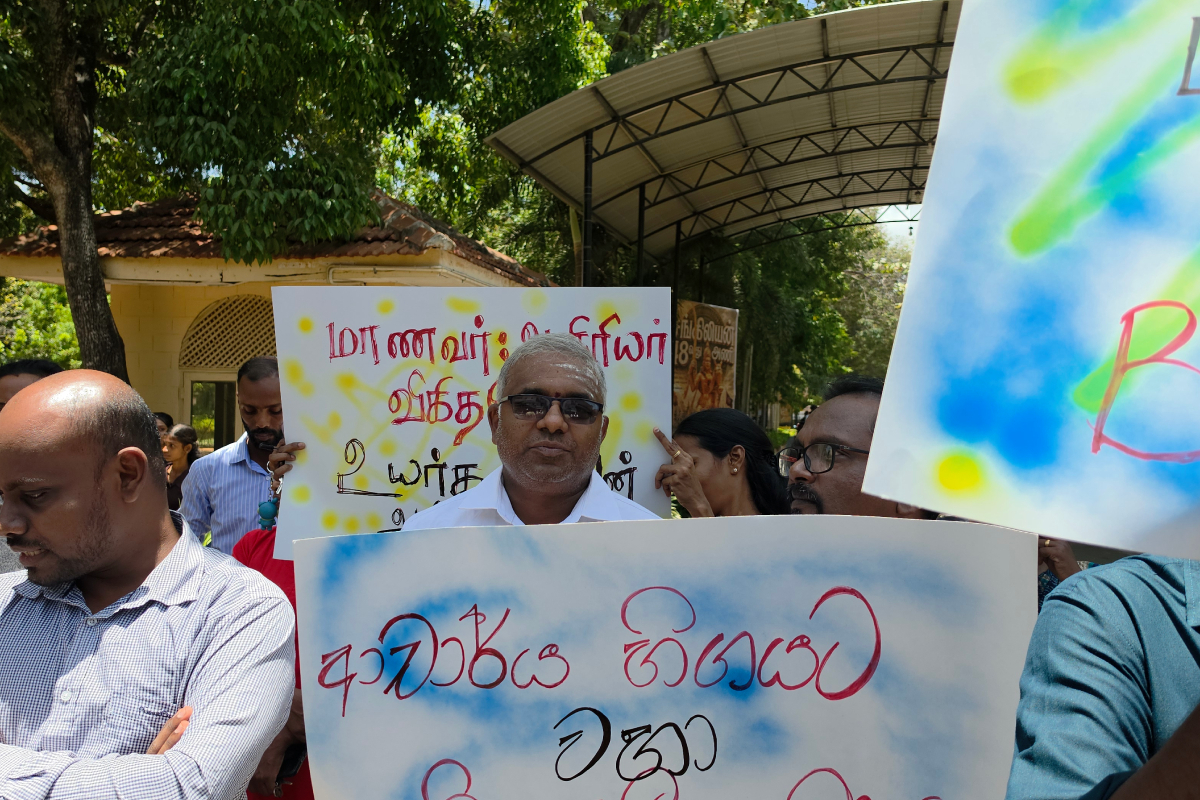 மாணவர்களின் உரிமைகளை உறுதிப்படுத்தக் கோரி யாழ். பல்கலைக்கழக ஆசிரியர்கள் போராட்டம் | Jaffna University Teachers Protest