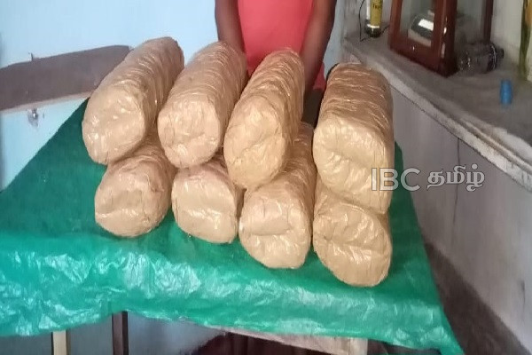 யாழில் சொகுசுகாரில் கடத்தப்பட்ட போதைப்பொருள் - இளைஞரை மடக்கிப்பிடித்த இராணுவத்தினர்(படங்கள்) | Drugs Smuggled In A Luxury Car In Jaffna