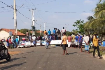 கடலில் சாவதை விட வீதியில் சாவோம்;   யாழ் மீனவர்கள் ஆதங்கம்