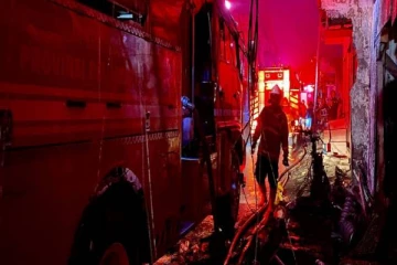 வெளிநாடொன்றில் எரிபொருள் சேமிப்பு கிடங்கில் பயங்கர தீ விபத்து: 17 பேர் பலி