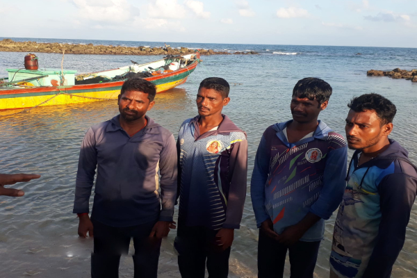இலங்கை மீனவர்களை துரத்தி வந்த இந்திய மீனவர்கள்! | Indian Fishermen Chasing Sri Lankan Fishermen