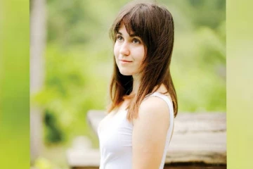 සිංහල කතා කරන රුසියන් කෙල්ල ලංකාවේ දකුණට මෙච්චර ආදරේ හේතුව මෙන්න(PHOTOS) .