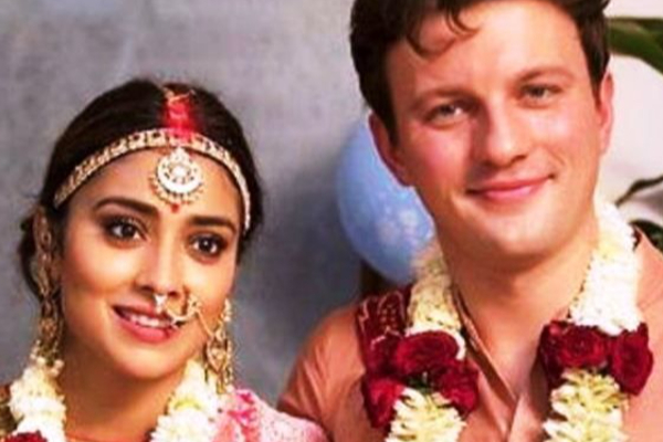 உச்சக்கட்ட கவர்ச்சியை காட்டும் ஸ்ரேயா! குழந்தை பெற்ற பின்னும் இப்படியா? | Shreya Showing The Ultimate Charm