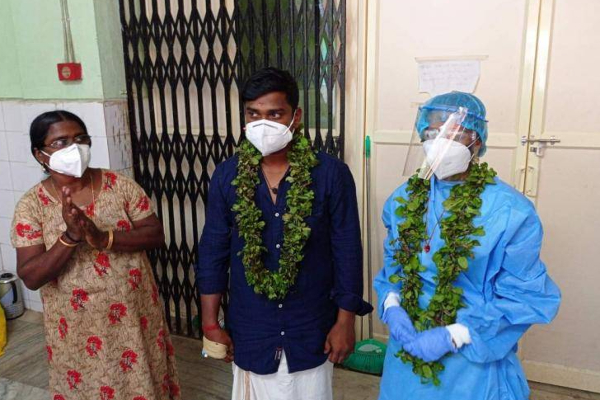 கொரோனா வார்டிலேயே பாதுகாப்பு உடையுடன் நடந்த திருமணம்.. வைரலாகும் புகைப்படம்! | Marriage In Corona Ward Kerala Viralphoto