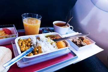 விமானத்தில் பறக்கும் போது உணவின் சுவையை துளியும் ஏன் உணர முடிவதில்லை...இப்படி ஒரு சுவாரஸ்யமா?