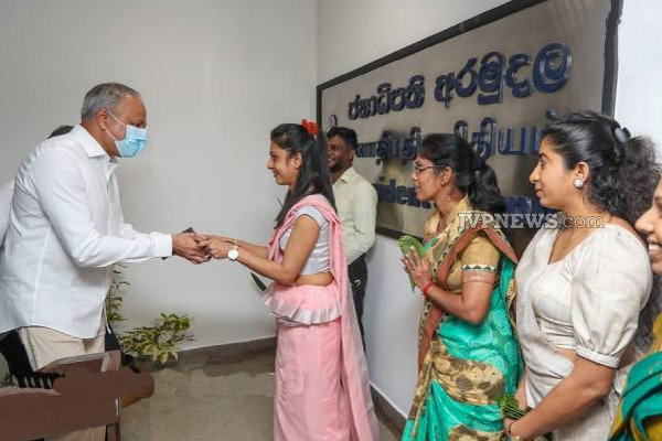 ஜனாதிபதி நிதியத்தின் ஊழியர்களை ஆசிர்வாதித்த தேரர்! | Thera Blessed Employees Of The President S Fund