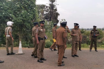 திருகோணமலையில் வீதியோரத்தில் சிசுவொன்று உயிருடன் மீட்பு (video)